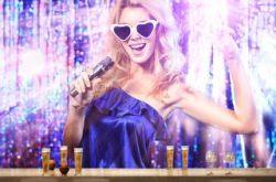 <b>传统KTV打入冷宫，全民K歌和唱吧谁是“K歌之王”</b>